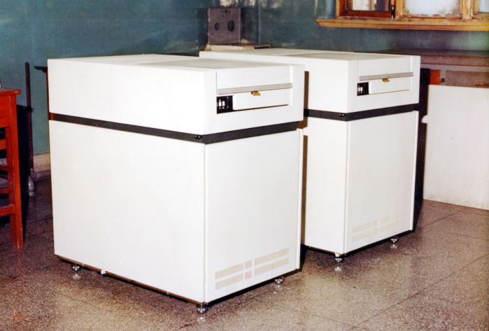 4.1988年，成功研制与国际主流机型兼容的2000系列小型计算机。
