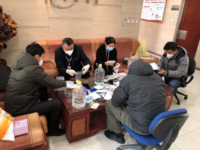 2月9日志愿者到公司为大家准备消毒用品