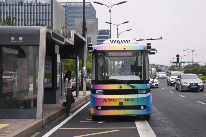 路段部署高清相机,雷达等智能感知设备,实现路网全息感知,依托车路